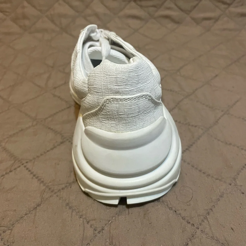 Authentic Gucci White GG Supreme Canvas Rhyton Sneakers - Picture 4 of 13